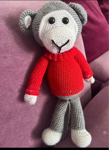 Amigurumi kırmızı kazaklı maymun yeni örüldü.