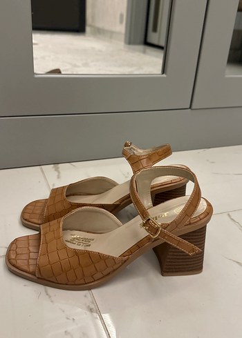 POLARİS Kahverengi Deri Tokalı Topuklu Sandalet - Görsel 3
