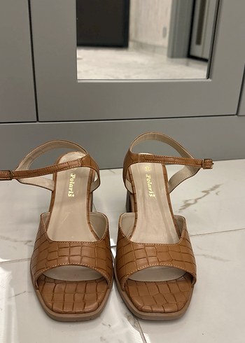 POLARİS Kahverengi Deri Tokalı Topuklu Sandalet - Görsel 2