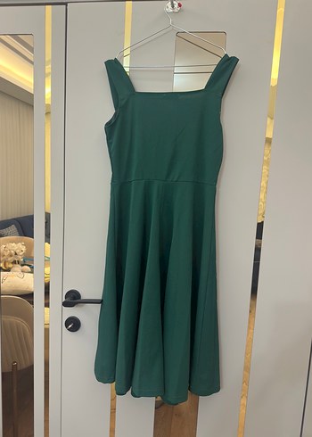 ETİKETLİ Düğmeli V Yaka Yeşil Midi Krep Kumaş Elbise - Görsel 4