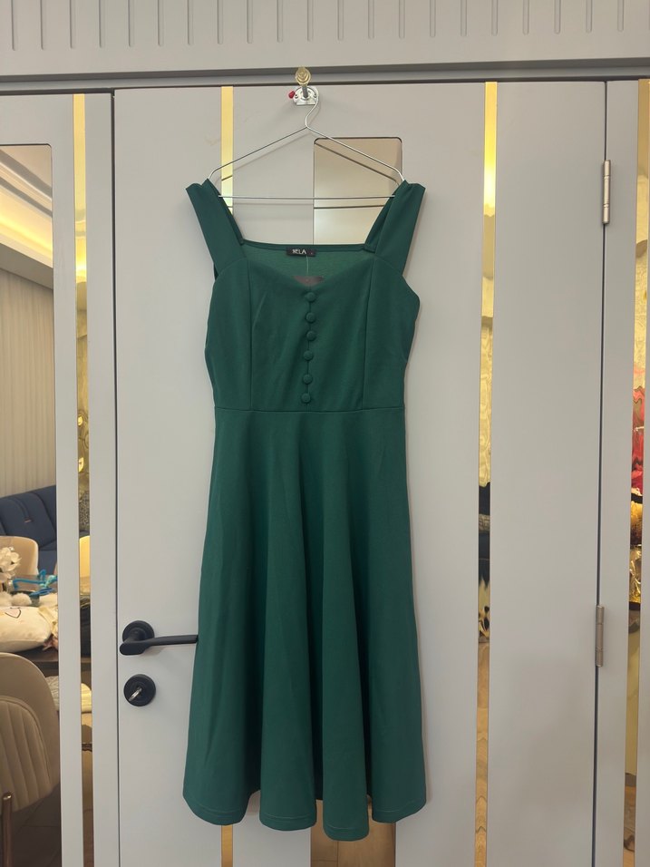 ETİKETLİ Düğmeli V Yaka Yeşil Midi Krep Kumaş Elbise - Görsel 3