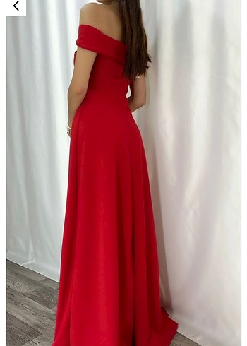 ETİKETLİ Kırmızı Krep Kumaş Omuz Detaylı Yırtmaçlı Uzun Abiye - Görsel 2