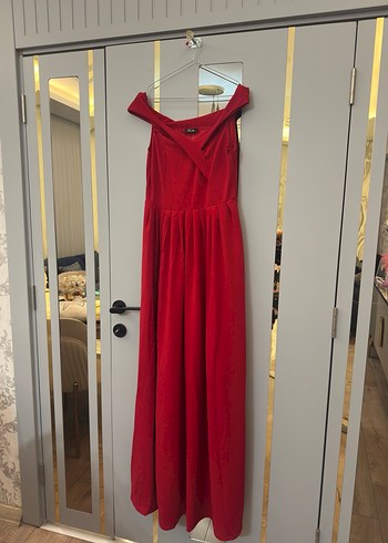 ETİKETLİ Kırmızı Krep Kumaş Omuz Detaylı Yırtmaçlı Uzun Abiye - Görsel 3