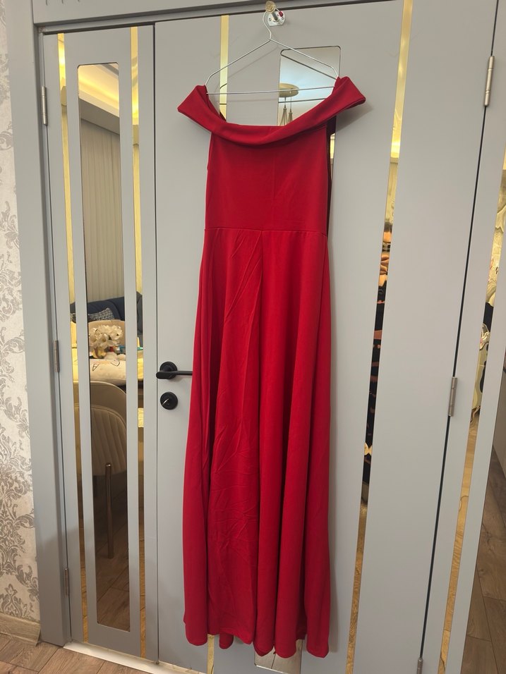 ETİKETLİ Kırmızı Krep Kumaş Omuz Detaylı Yırtmaçlı Uzun Abiye - Görsel 5