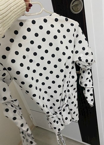 Puantiye Desenli V Yaka Uzun Kollu Bluz - Görsel 3