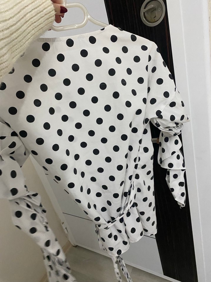 Puantiye Desenli V Yaka Uzun Kollu Bluz - Görsel 3