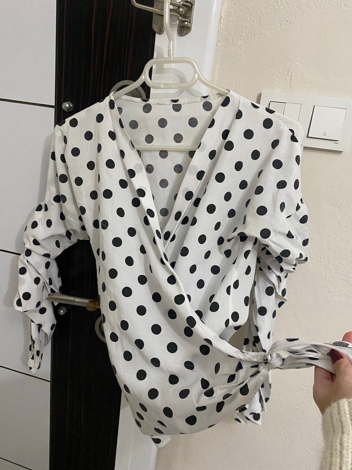 Puantiye Desenli V Yaka Uzun Kollu Bluz - Görsel 2