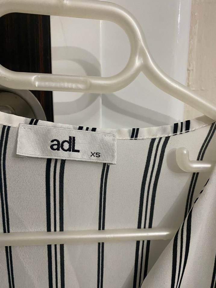 Uzun Kollu V Yaka Çizgili Kadın üst - Görsel 4