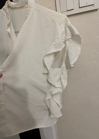Fırfırlı Kolsuz Beyaz Gömlek - Görsel 3