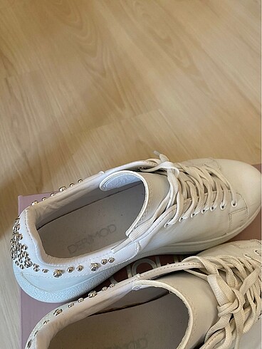 38 Beden beyaz Renk Derimod arkası taşlı sneaker