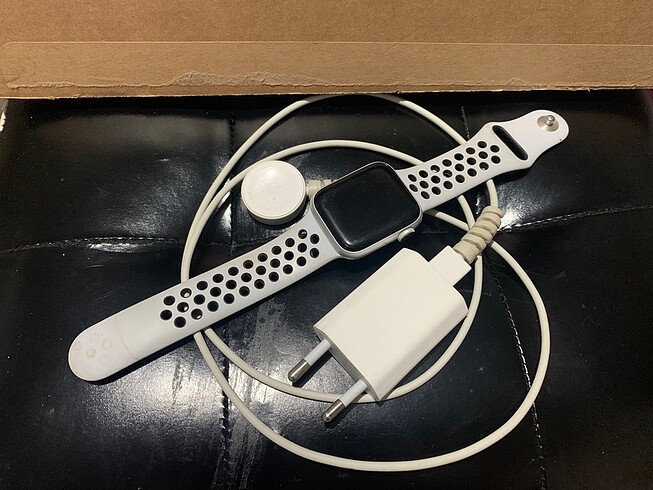 Apple Apple Watch Nike + Serisi 4 GPS, 40 mm Gümüş rengi