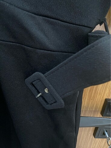 Kısa kollu kemerli siyah elbise - Görsel 4