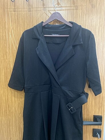 Kısa kollu kemerli siyah elbise - Görsel 2