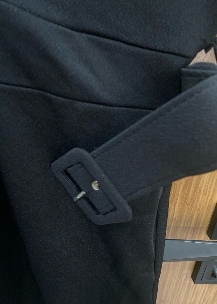 Kısa kollu kemerli siyah elbise - Görsel 4