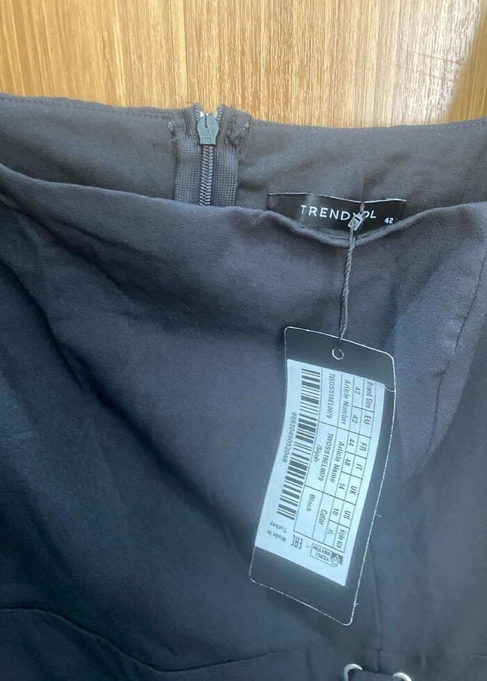 Kuş gözü detaylı kare yaka askılı elbise - Görsel 2