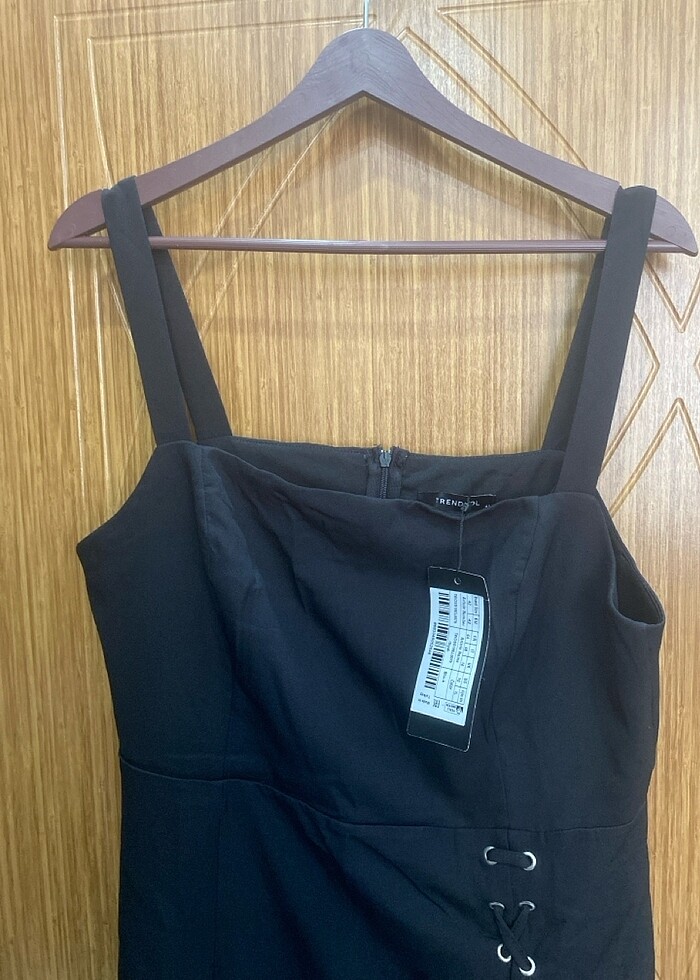 Kuş gözü detaylı kare yaka askılı elbise - Görsel 3