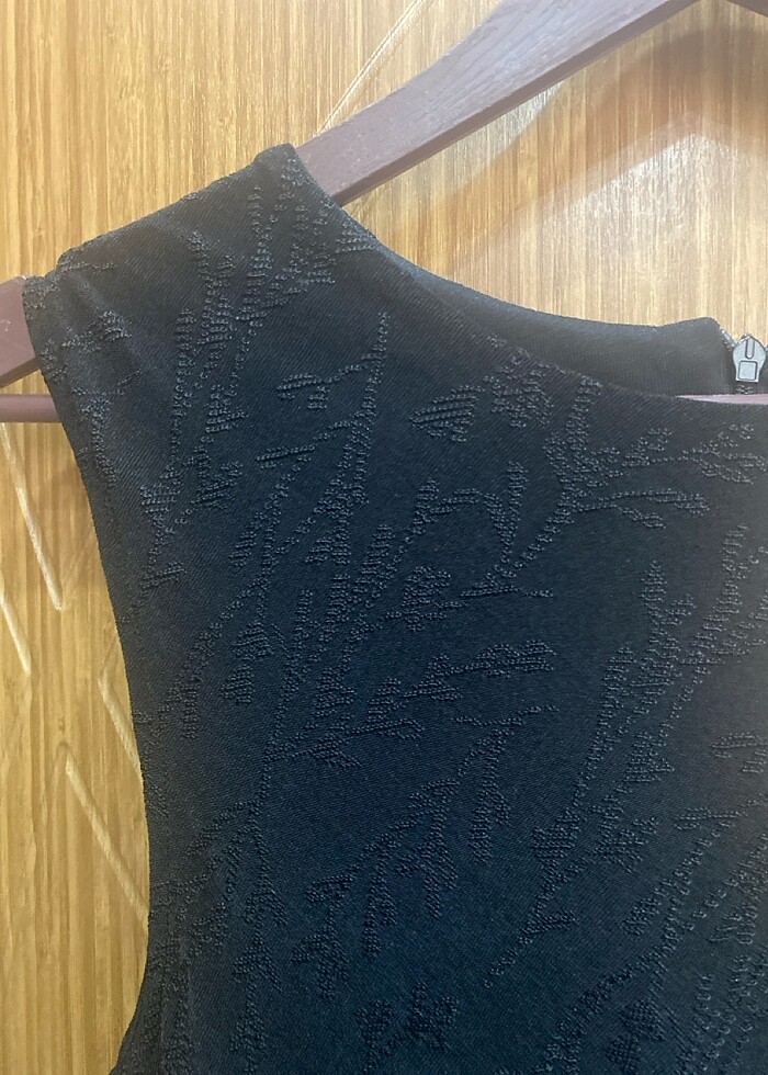 Siyah üstü işlemeli vücudu saran L beden elbise - Görsel 4