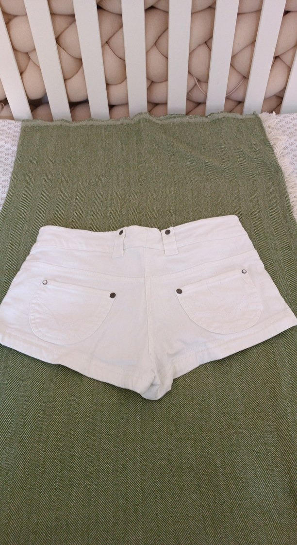 Düğmeli Beyaz Kadın Mini Şort - Görsel 4