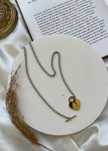 Altın Kilit Detaylı Gri Minimalist Kolye