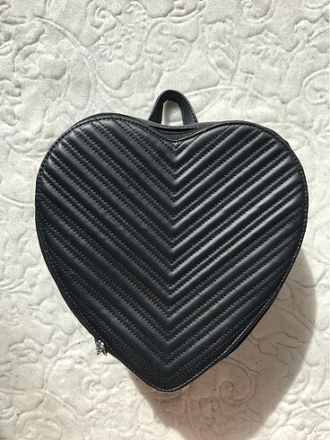H&M Kalp Şeklinde Kalıplı Suni Deri Sırt Çantası