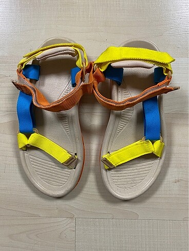 Sarı Turuncu Mavi Renkli Cırcırtlı Ortopedik Sandalet