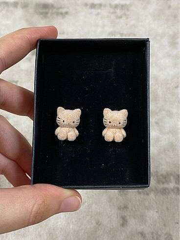 Markasız Ürün Peluş Kedili Kutulu Küpe