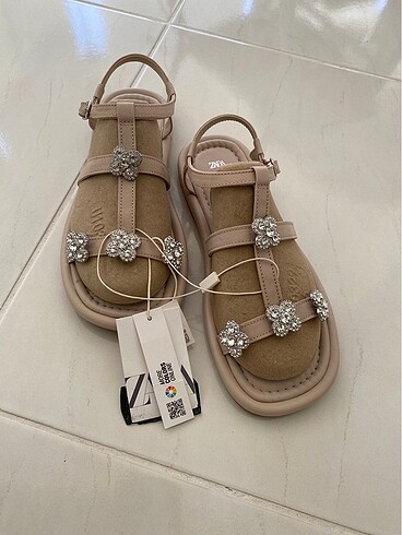 Zara taşlı sandalet