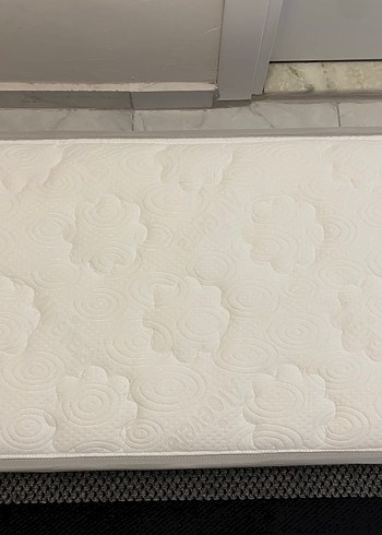 Gri ve Beyaz Yatak - Görsel 2