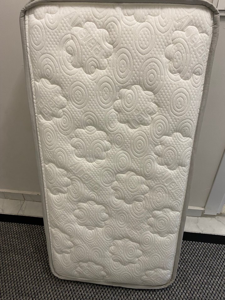 Gri ve Beyaz Yatak - Görsel 4