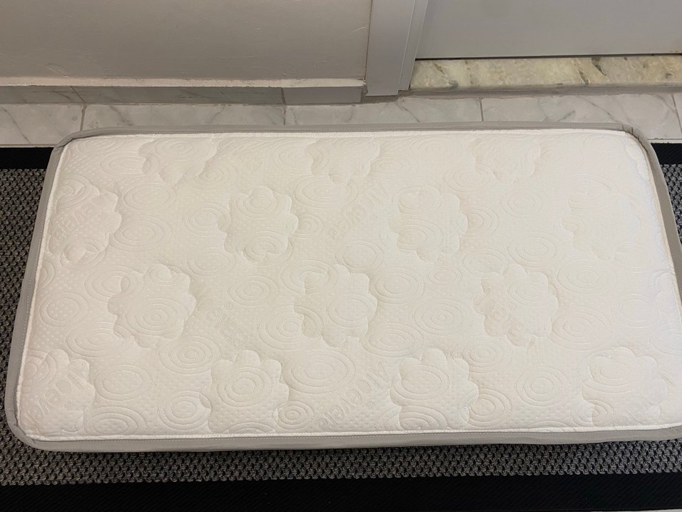 Gri ve Beyaz Yatak - Görsel 2