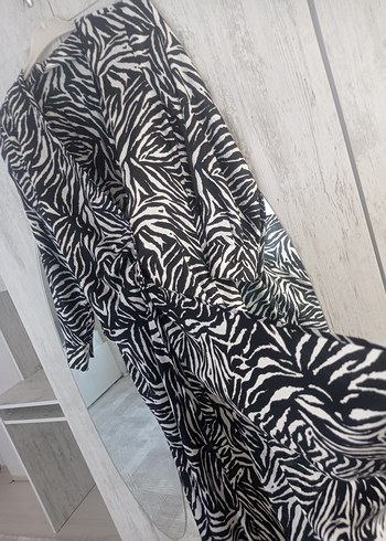 Zebra Desenli Uzun V Yaka Kadın Elbise - Görsel 5