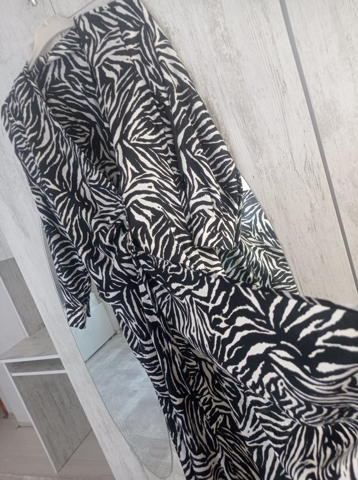 Zebra Desenli Uzun V Yaka Kadın Elbise - Görsel 5