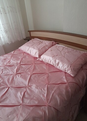 Beden Duruev markalı pembe boncuklu yatak örtüsü