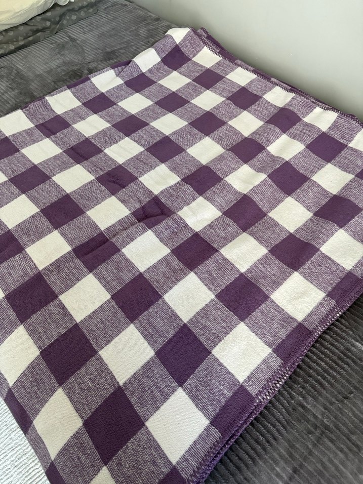 Mor ve Beyaz Ekose Desenli Battaniye - Görsel 2