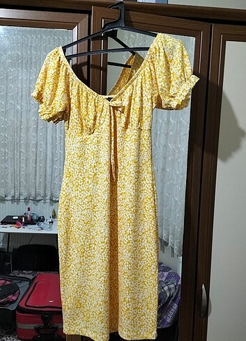 Sarı çiçek desenli elbise 