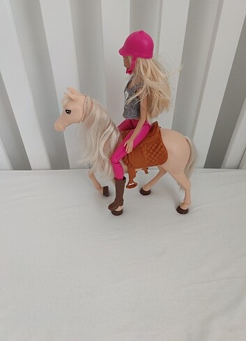  Beden Barbie ve atı 