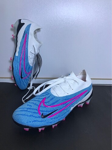 Nike Phantom futbol kramponu