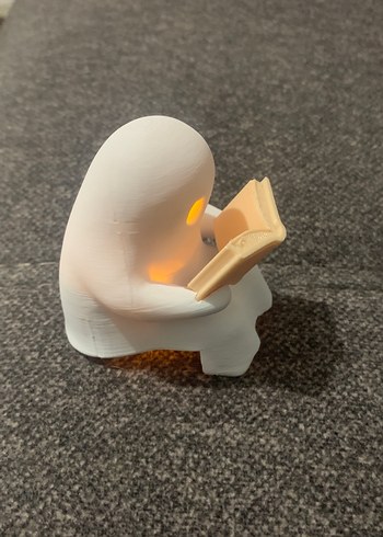 Kitap Okuyan Beyaz Hayalet Figür - Görsel 3