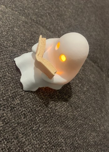 Kitap Okuyan Beyaz Hayalet Figür - Görsel 5