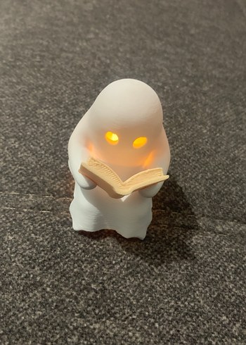 Kitap Okuyan Beyaz Hayalet Figür - Görsel 2