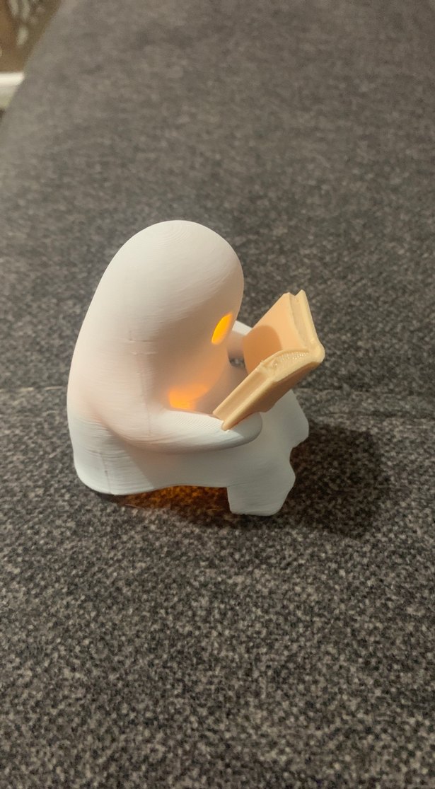 Kitap Okuyan Beyaz Hayalet Figür - Görsel 3