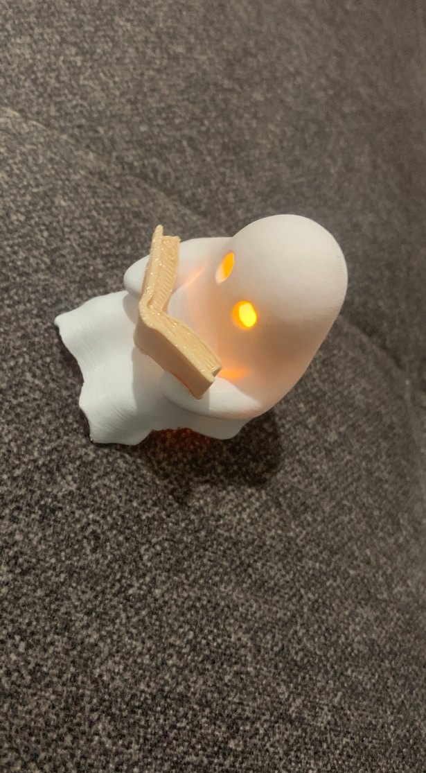 Kitap Okuyan Beyaz Hayalet Figür - Görsel 5