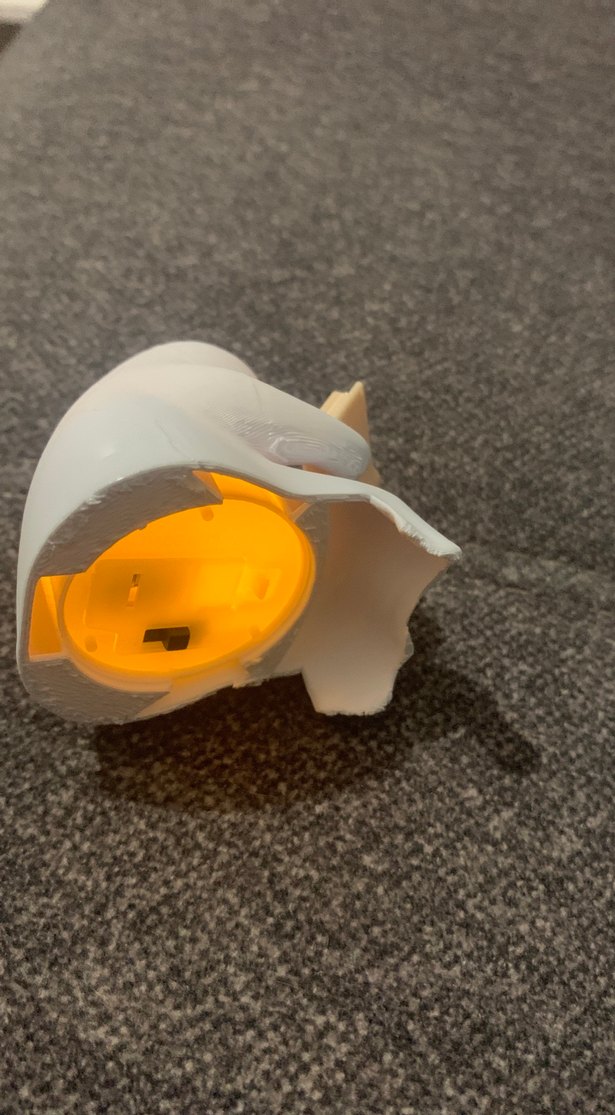 Kitap Okuyan Beyaz Hayalet Figür - Görsel 4