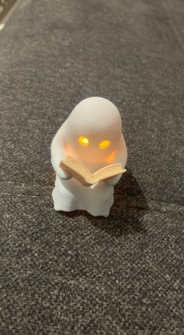 Kitap Okuyan Beyaz Hayalet Figür - Görsel 2