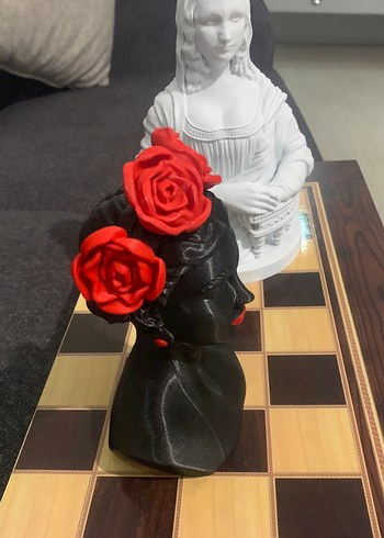 Kırmızı Güllü Siyah Kadın Büst Figürin - Görsel 4
