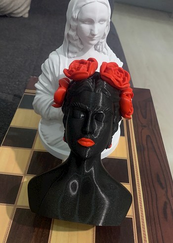 Kırmızı Güllü Siyah Kadın Büst Figürin - Görsel 2