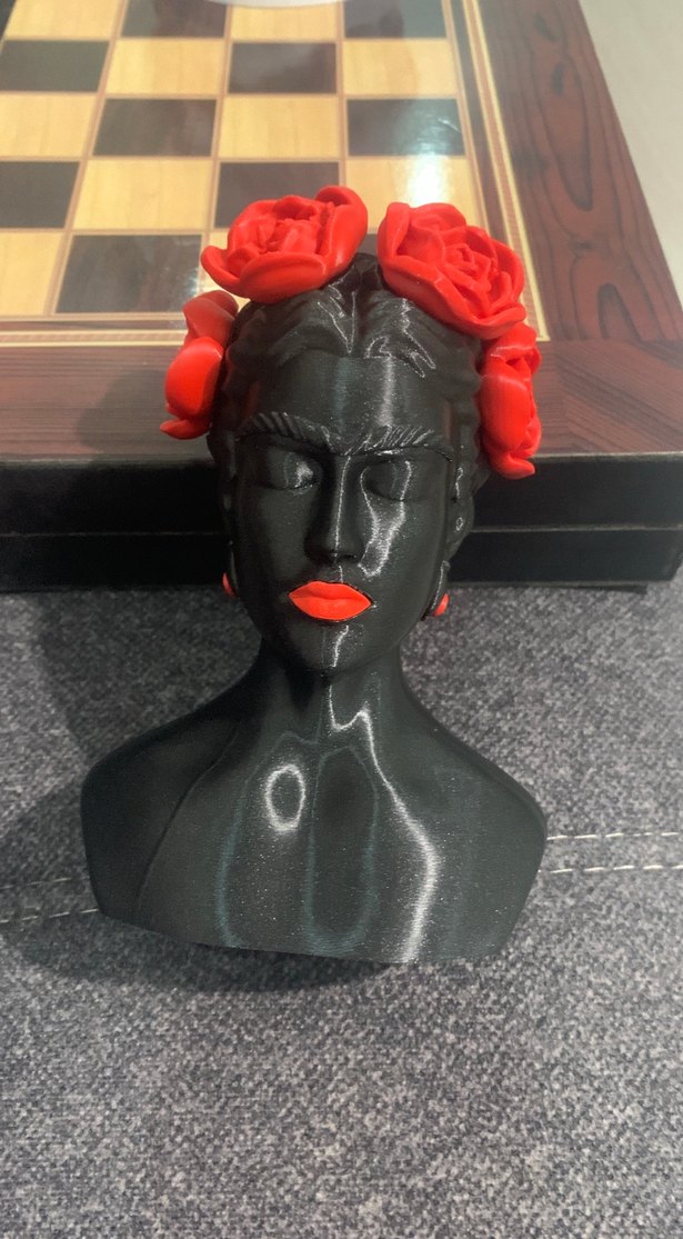 Kırmızı Güllü Siyah Kadın Büst Figürin - Görsel 5