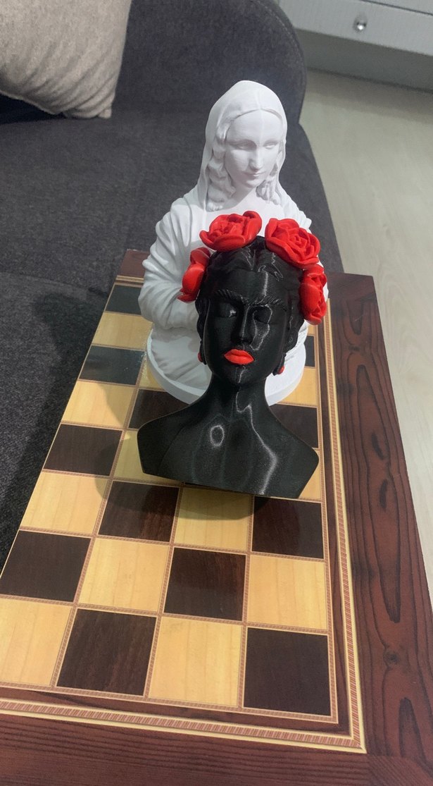 Kırmızı Güllü Siyah Kadın Büst Figürin - Görsel 3