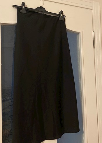 Kadın Siyah Uzun Dökümlü Saten Etek - Görsel 4