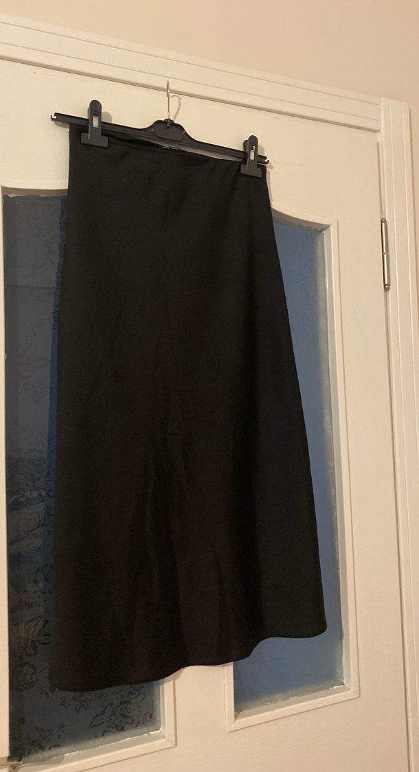 Kadın Siyah Uzun Dökümlü Saten Etek - Görsel 4